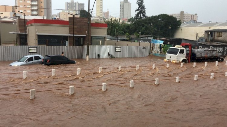 Chuva causa alagamentos da avenida Avelino Maia, em Passos