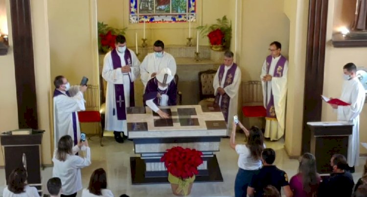 Dom Ângelo consagra o altar do Santuário Santo Aníbal de Passos