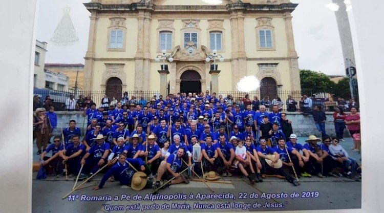 Peregrinos saem da região a pé com destino a Aparecida