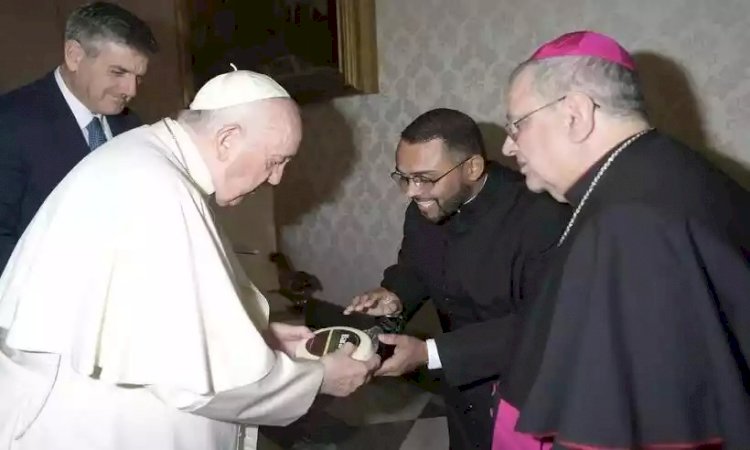 Papa Francisco ganha queijo Canastra de presente no Vaticano
