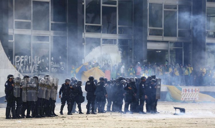 Manifestantes invadem e danificam Congresso, Planalto e STF