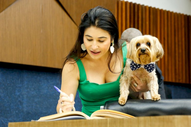 Janaina Cardoso toma posse de mandato com seu cão de estimação