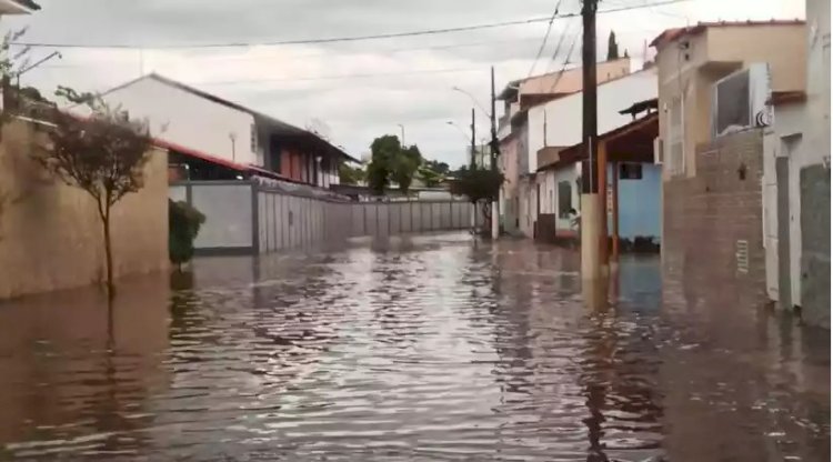 Chuvas destroem estradas e alagam ruas em cidades do Sul de Minas