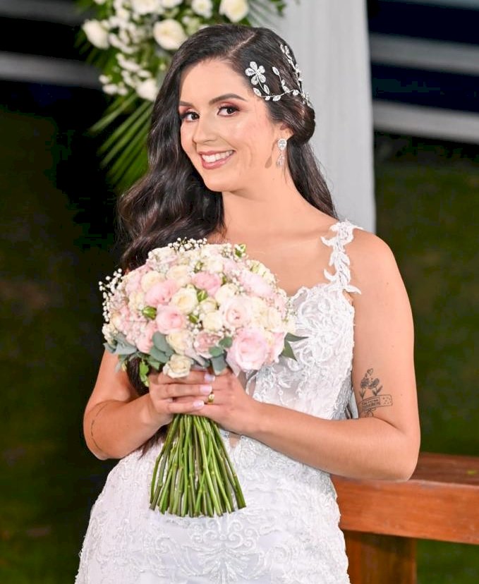 Tayane Caroline Gonçalves no seu casamento no campo