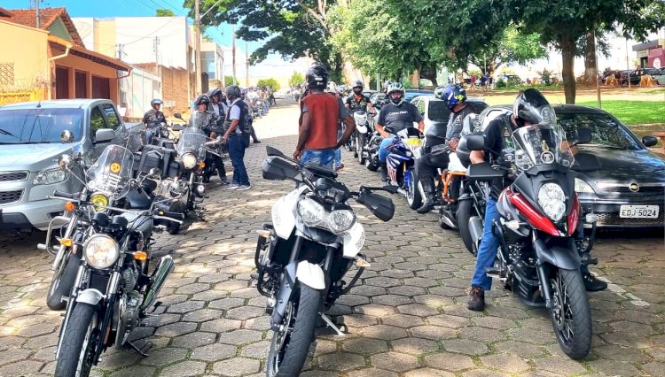 Motociclistas fazem homenagem ao colega Adriano Xenon