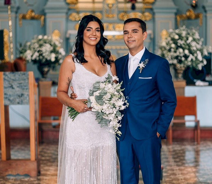 Sarah e Luiz Gustavo têm casamento na capela centenária