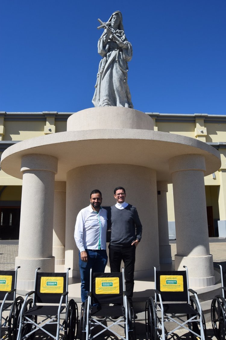 Unimed Sudoeste doa 20 cadeiras de rodas para Santuário de Cássia