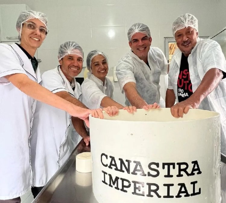 Amigos se unem e produzem queijo de 30 kg na Serra da Canastra