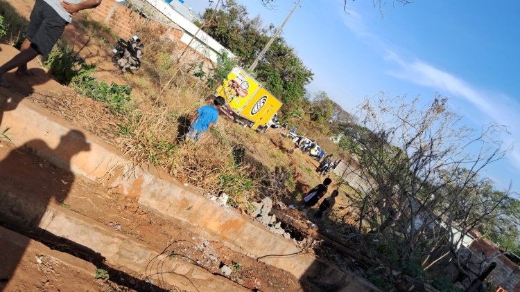 Criminosos roubam veículo e carga é saqueada em Passos