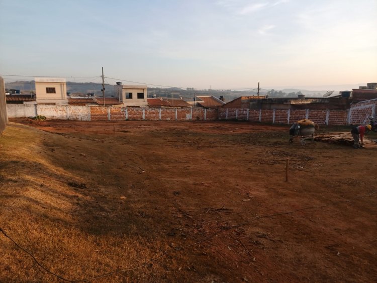 Prefeitura faz “limpa” em terreno de escola e causa revolta