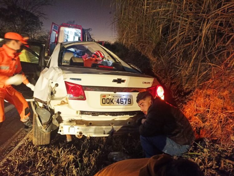 Músicos ficam feridos após carro bater na MG-050, em Passos