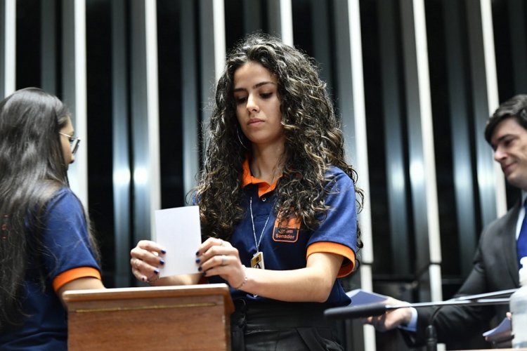 Representando Minas, estudante de Passos toma posse como jovem senadora