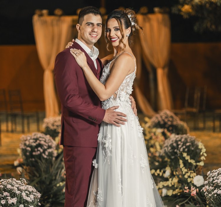 Thalyson e Larissa em cerimônia de casamento