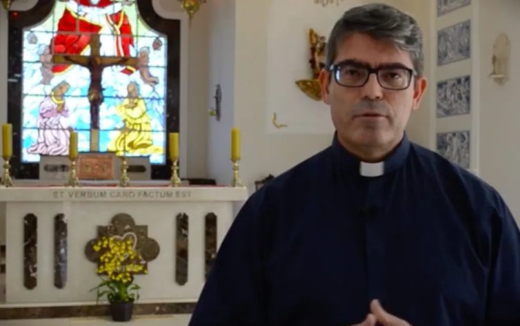 Padre pede dispensa da Igreja  ao saber que vai ser pai em Franca