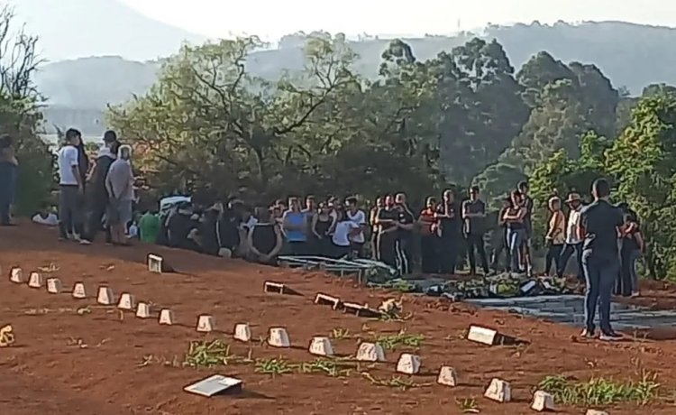 Menina que segurou autor de ataque em escola de MG recebe alta