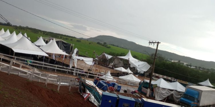 Forte chuva com ventos danifica estrutura de festa em Carmo