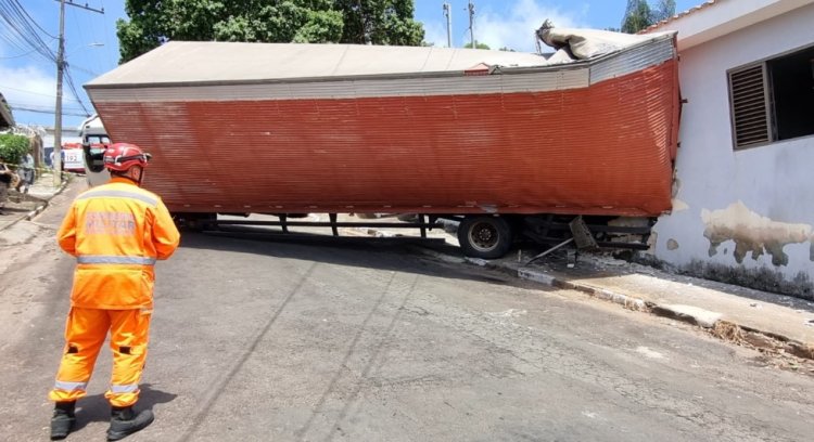 Caminhão descontrolado colide com residência bairro João Paulo II
