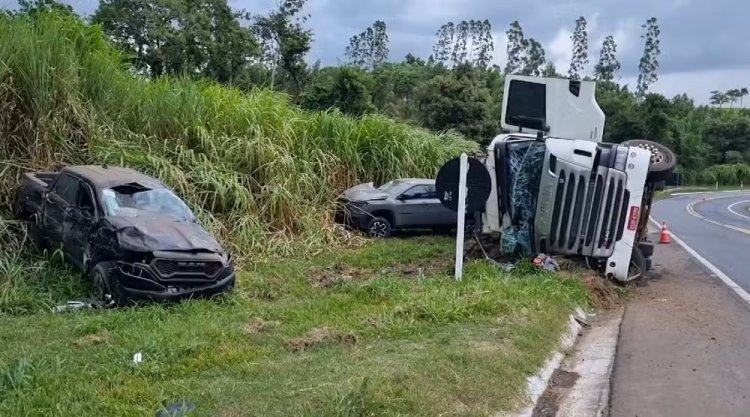 Cegonheira com veículos avaliados em R$ 2 milhões tomba na MG-050