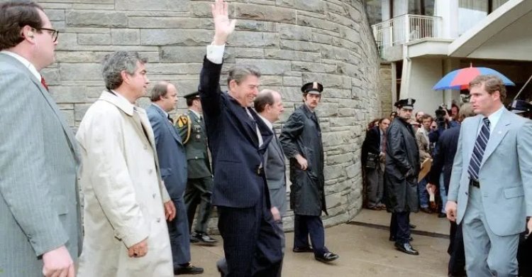 Ex-presidente Ronald Reagan sofre atentado em Washington