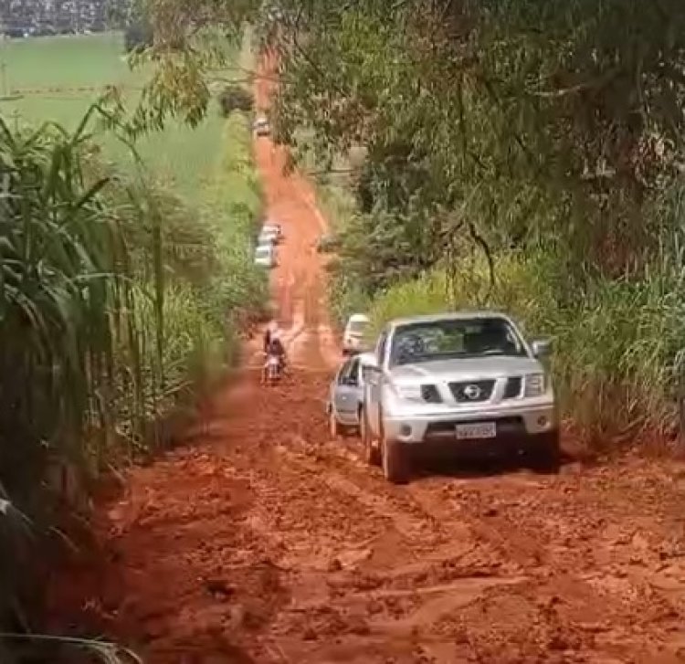 Tráfego de veículos em estrada rural fica prejudicado com as chuvas