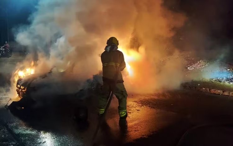 Motorista atropela crianças, foge e carro é incendiado por moradores