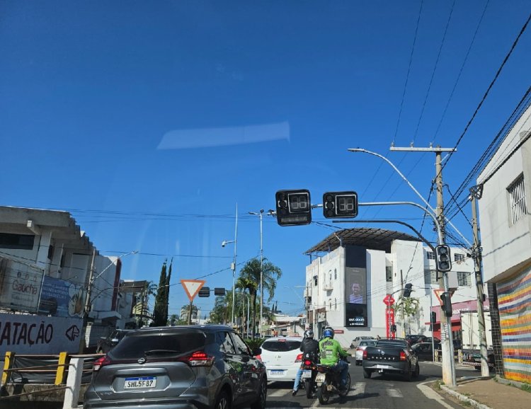 Novos semáforos de Passos e manutenção tiveram custo de quase R$ 1 milhão