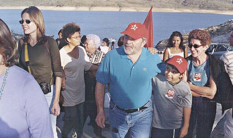 Durante campanha na região em 2001, Lula defende estatais