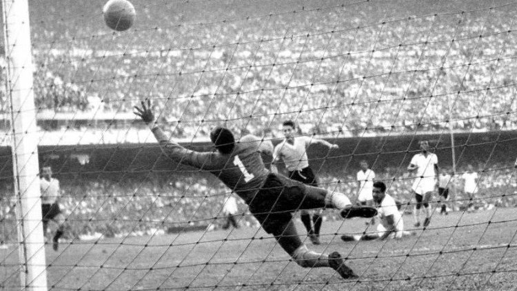 Em 16 de julho, no "Maracanazo", Uruguai derrota Brasil na final da Copa