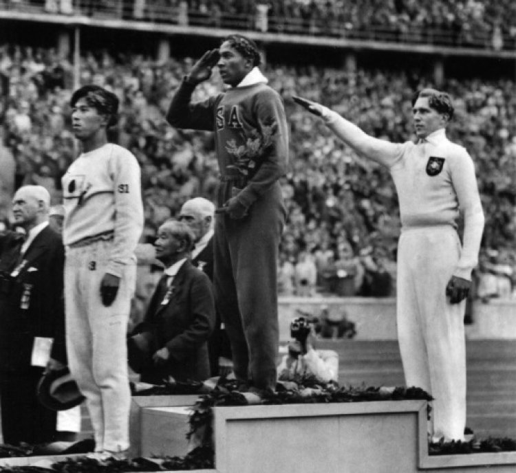 Jesse Owens é ouro nos 100 metros da Olimpíada de Berlim e contraria Hittler