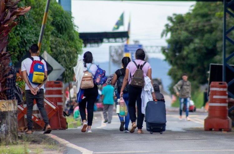 Centenas de venezuelanos entram no Brasil após resultado das eleições