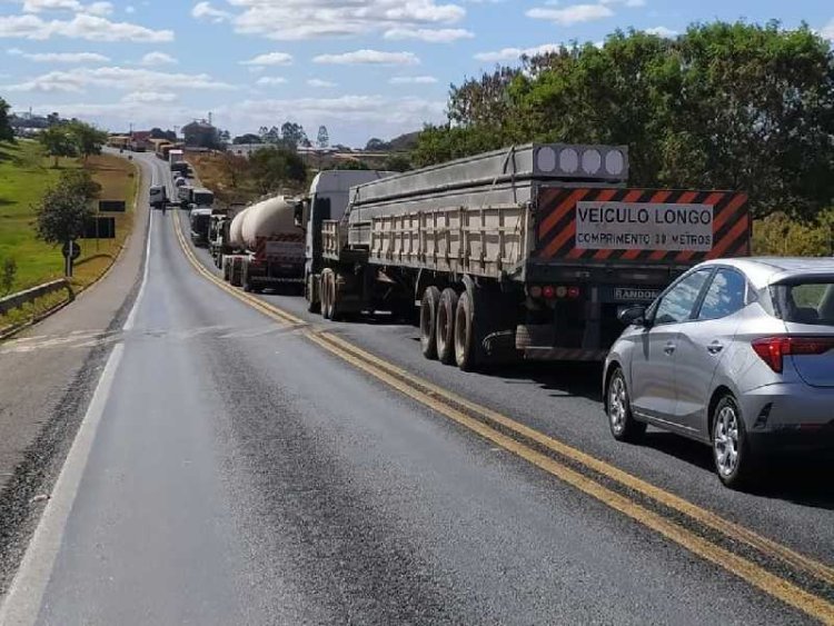 Depois de bloqueado por mais de 3 horas trânsito é liberado na BR 491 em Paraíso