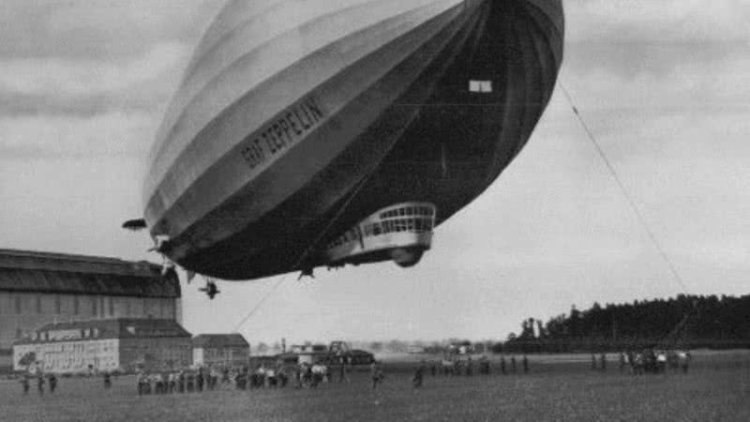 O dirigível alemão Zeppelin inicia um voo de volta ao mundo