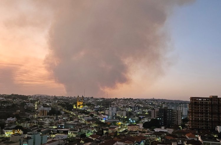 Incêndio atinge canaviais e matas na região da Julieira em Passos