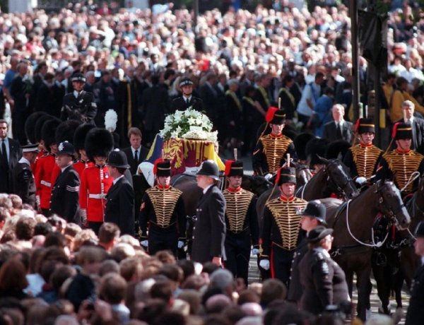 Funeral de Diana leva 2 milhões às ruas e se torna evento global