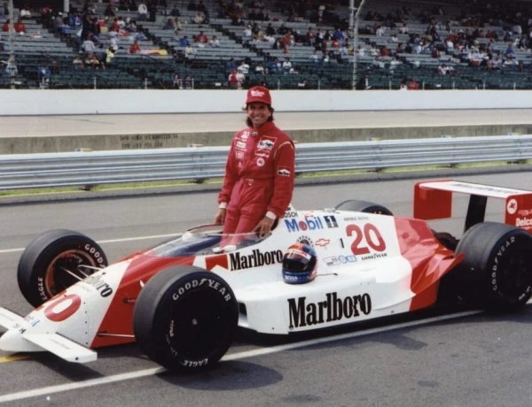 Em 1989 Emerson Fittipaldi se torna campeão mundial de Fórmula Indy