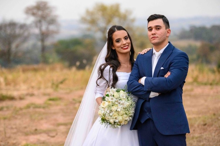 Ana e Elias recebem bênção de celebrante