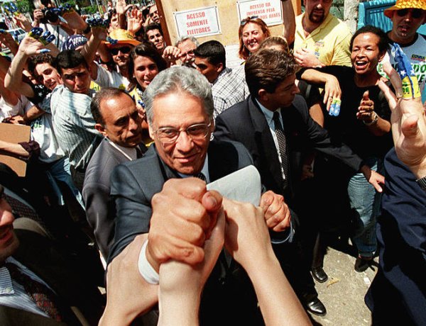 Fernando Henrique reeleito presidente da República em 1998