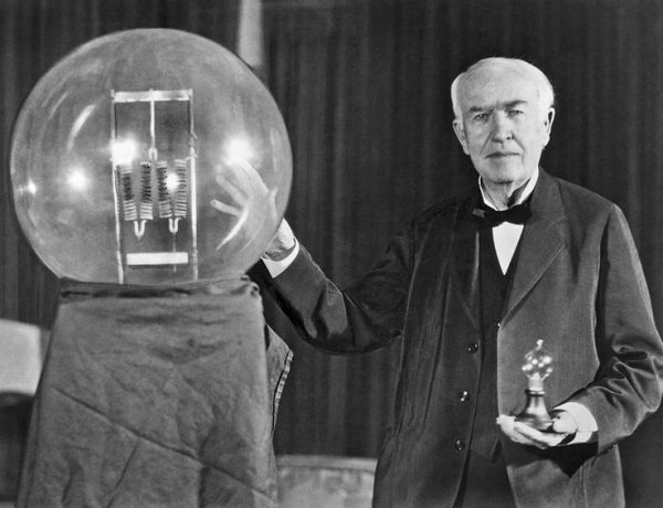 Em outubro de 1879,  Thomas Edison, faz a patente da lâmpada incandescente