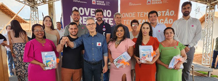 Zema, 1º governador a visitar Claraval, entrega casas populares