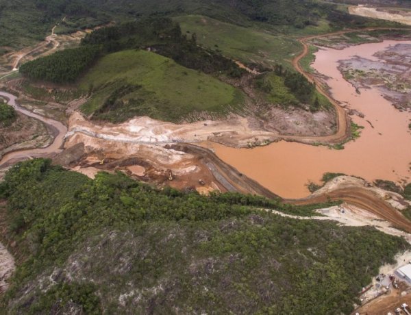 Em 5 de novembro de 2015 barragem rompe em Mariana, no maior desastre ambiental da história