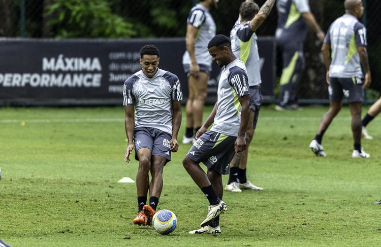 Athletico-PR faz duelo atrasado com o Atlético-MG