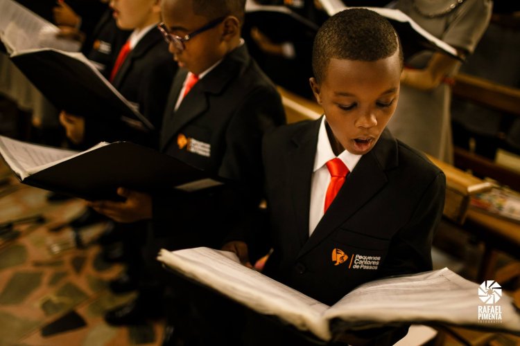 ‘Pequenos Cantores’ fazem apresentação nesta quinta