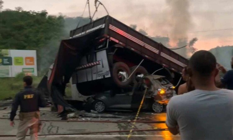 Acidente com ônibus, carro e carreta mata 21 pessoas