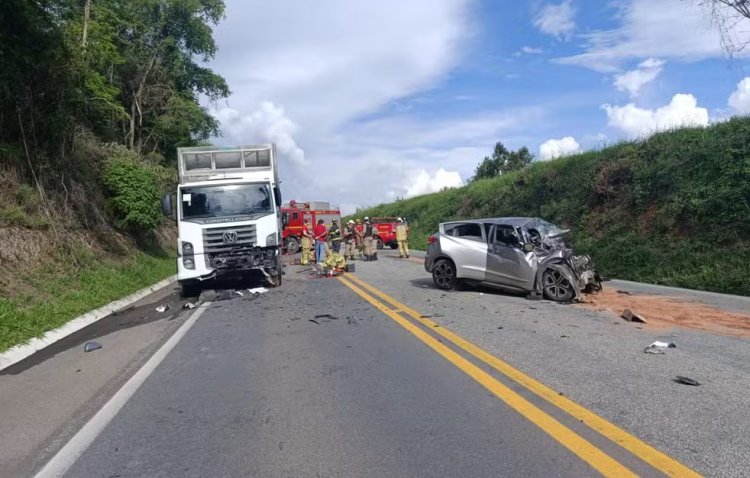 Motorista e dois passageiros morrem após carro bater de frente com caminhão na MG-050