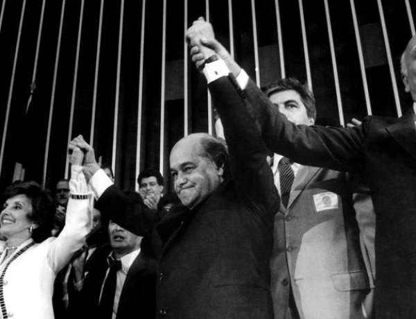 Há 40 anos, eleição de Tancredo Neves marcava fim da ditadura militar no Brasil