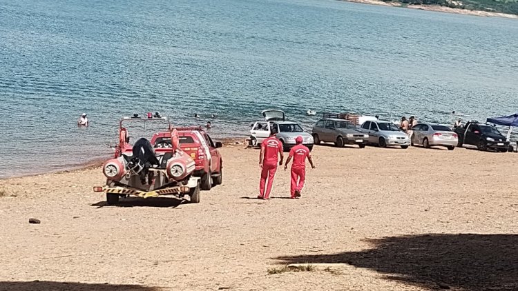 Carro submerso com motorista  pode ter sido localizado