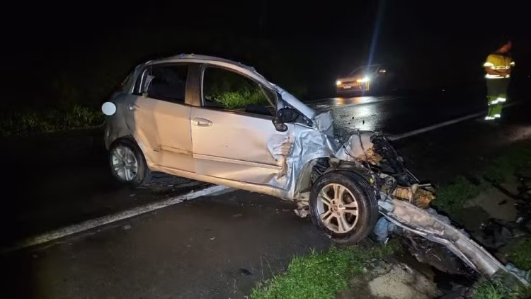 Motorista morre após bater carro de frente com caminhão na MG-050