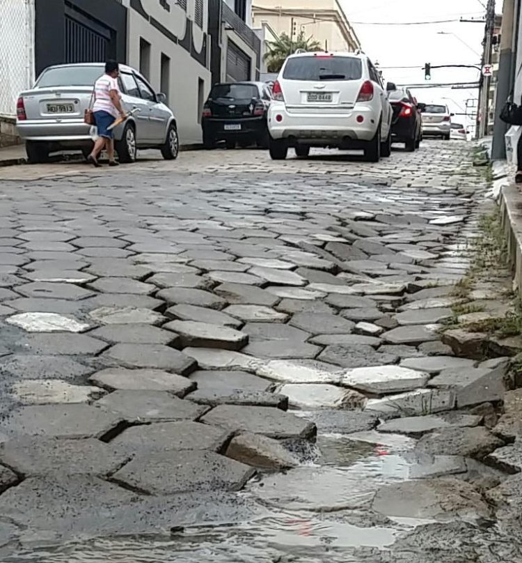 Calçamentos das ruas do centro em situação precária causam danos e acidentes