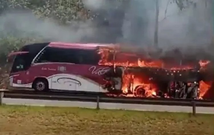 Ônibus com romeiros de Passos que voltava de Aparecida pega fogo