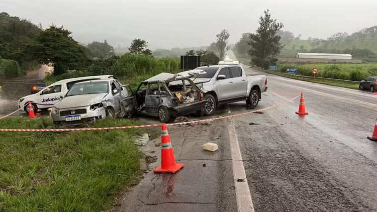 Homem morre após batida envolvendo 3 carros na MG-050